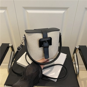 Sac seau rétro en toile avec garniture en cuir noir et détails argentés à bandoulière