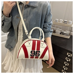 Détail d'un sac bowling à rayures blanches et rouges avec étoiles et finitions argentées