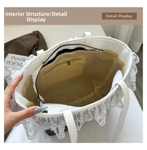 Vue détaillée de l'intérieur du sac seau en dentelle blanche avec poche zippée