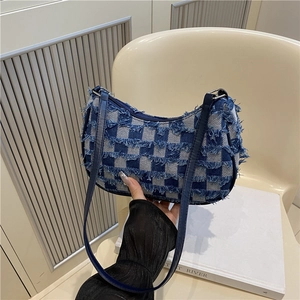Borsa hobo in denim a scacchi blu e bianchi con bordi sfrangiati e tracolla sottile