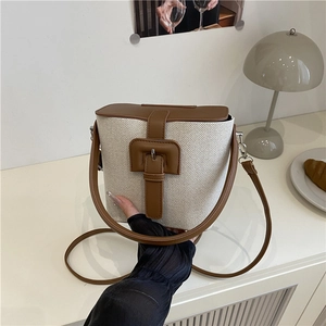 Sac seau rétro en toile avec garniture en cuir marron et grande boucle décorative