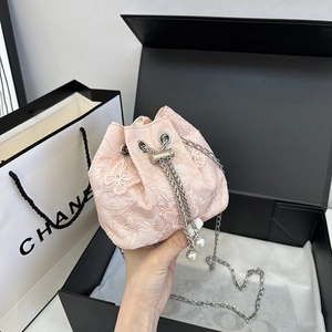 Sac seau rose à cordon en dentelle brodée de papillons avec bandoulière chaîne perlée
