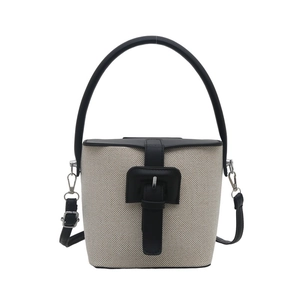 Sac seau rétro en toile contrastée avec garniture en cuir noir et poignée supérieure