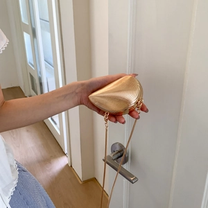 Pochette de soirée chic en forme de coquillage doré avec texture nervurée et chaîne