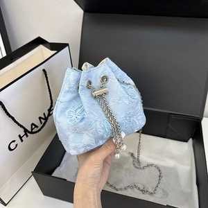 Sac seau élégant en dentelle bleu clair avec broderie papillon et cordon en perles