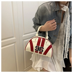 Détail du sac bowling rouge et blanc avec patch 96 et boucle métallique en étoile