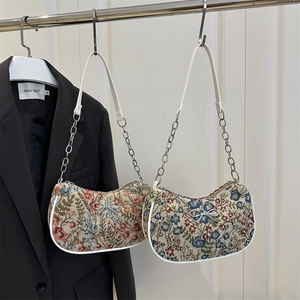 Sac sous le bras à motif floral avec chaîne argentée et nœud métallique chic