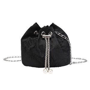 Sac seau noir avec broderie papillon, chaîne argentée et perles sur le cordon de serrage