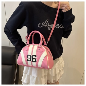 Detail van roze en witte bowlingtas met sportief nummer 96 borduursel en leren riem