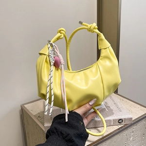 Gelbe Halmond-Tasche mit modischen Falten und Herzanhänger für einen lässigen Look