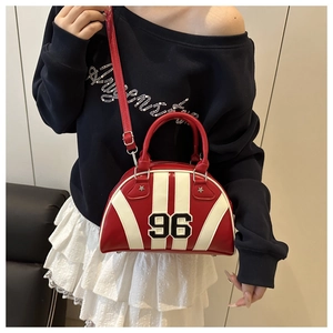 Detail van rood-witte bowlingtas met 96-patch, zilveren sterclips en schouderband