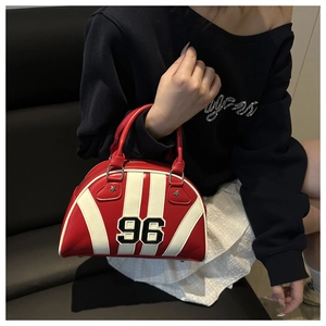 Détail du sac bowling rouge et blanc avec le numéro 96 et rivets en forme d'étoile