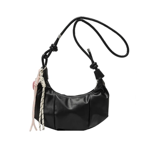 Borsa a tracolla plissettata nera a mezzaluna con cinturino a nodo e ciondolo rosa
