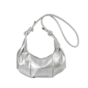 Borsa a tracolla a mezzaluna argento con texture a pieghe e tracolla regolabile