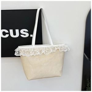 Gros plan de la bordure en dentelle cœur et broderie sur le sac cabas en toile