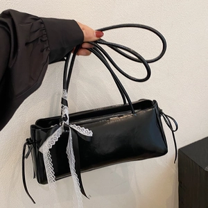 Sac sous le bras noir brillant minimaliste avec nœud en dentelle blanche et détail de cordon