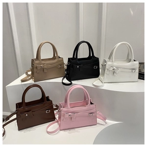 Présentation de sacs carrés chics en cinq couleurs avec boucle nœud et bandoulière
