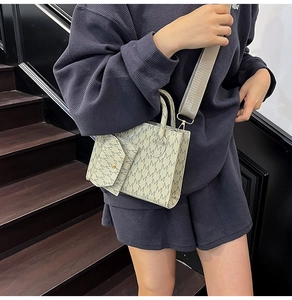 Dettaglio borsa shopper beige monogramma con piccola pochette su tracolla larga