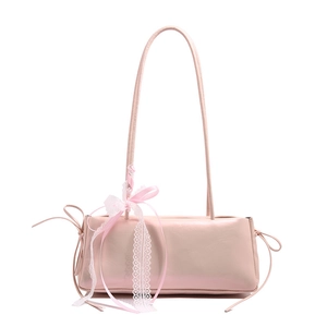 Sac à épaule rose style balletcore avec nœuds en ruban et détails en dentelle blanche