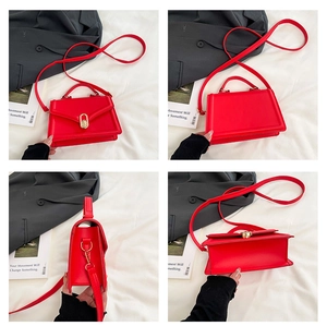 Vues détaillées du sac à main rouge carré avec boucle dorée sous plusieurs angles