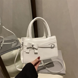 Sac à main blanc élégant avec nœud décoratif et bandoulière amovible en métal argenté