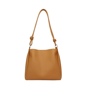 Sac seau minimaliste en cuir mat marron avec bandoulière nouée et détails en métal argent