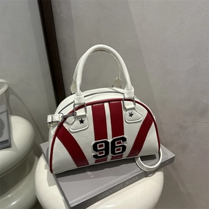 Sac Boston rétro rouge et blanc avec écusson numéro 96 et bandoulière réglable