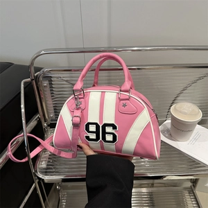 Sac Boston rétro rose et blanc style bowling avec broderie 96 et bandoulière