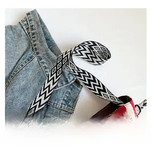 Detail der rot-weiß gestreiften Canvas-Tasche mit gewebtem Gurt mit geometrischem Muster