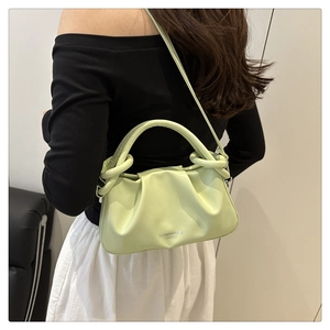 Dettaglio della borsa in pelle plissettata verde menta con manico ad anello