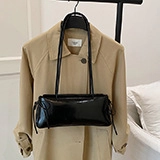 Sac à bandoulière noir brillant minimaliste avec détails de nœuds et fines bretelles chic