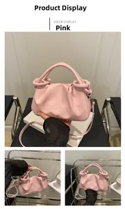 Dettaglio borsa a nuvola rosa arricciata con manico a anello e tracolla