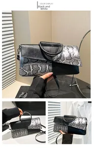 Dettagli di una pochette con stampa serpente bianca e nera, manici tondi e tracolla