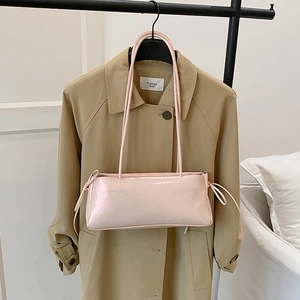 Sac à épaule rectangulaire rose clair en similicuir brillant avec détails à cordon sur les côtés