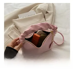 Vue intérieure montrant la grande capacité du sac nuage plissé rose pour les objets