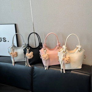 Borsa a secchiello minimalista da donna in argento, nero, rosa e beige con ciondolo orsetto