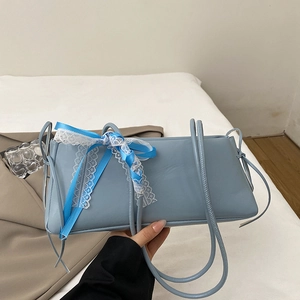 Sac sous le bras rectangulaire bleu ciel avec nœud décoratif en dentelle et ruban