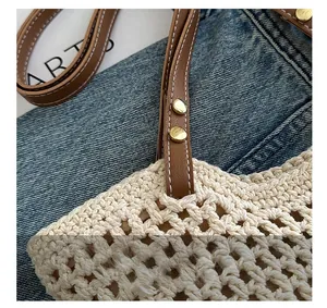 Dettaglio della borsa in cotone intrecciata con manico in pelle marrone e rivetto dorato