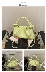 Dettaglio borsa a mano verde chiaro con design a pieghe e tracolla rimovibile