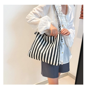 Detailansicht der gestreiften Canvas-Tasche mit Boho-Schultergurt und Metall-Verbindungsteilen