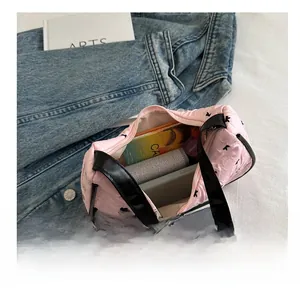 Borsa a spalla trapuntata rosa con spazio interno per telefono e portacarte