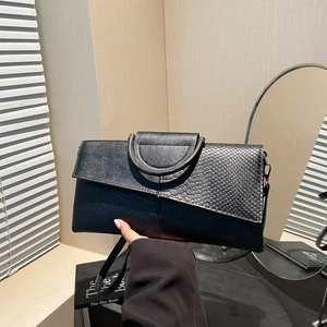 Elegante borsa nera con trama a serpente e manico rotondo per la donna moderna