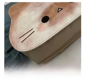 Dettaglio delle cuciture precise e del motivo animale sulla borsa beige