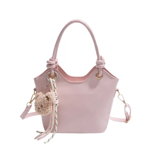 Borsa a secchiello in pelle rosa con bordi ondulati, ciondolo orsetto e manico a nodo