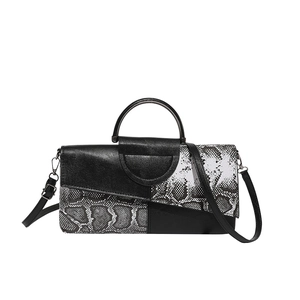 Borsa a mano da donna chic con patchwork a serpente bianco e nero e manico