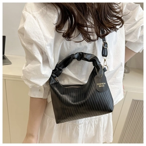 Détail d'un sac à main noir plissé avec poignée nuage et bandoulière réglable