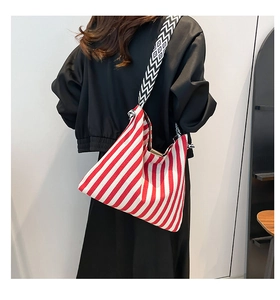 Detailansicht der rot-weiß gestreiften Canvas-Tasche mit geometrischem Schultergurt