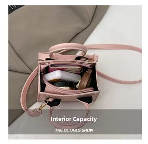 Capacità interna della borsa rosa in PU con portafoglio e accessori all'interno