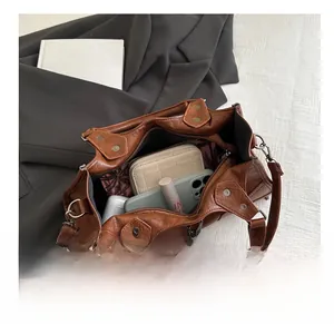 Sac cabas en cuir marron montrant sa grande capacité et sa doublure à fleurs tropicales