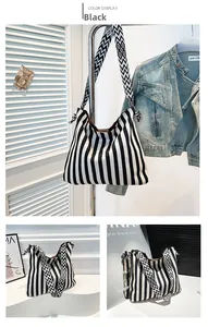 Detail der schwarz-weiß gestreiften Canvas-Tasche mit geometrisch gemustertem Gurt